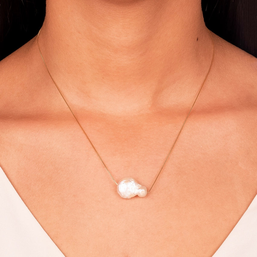Delicate pearl necklace